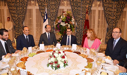 SM le Roi offre un dîner en l’honneur du Premier ministre français M