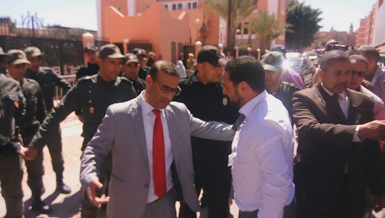 رئيس الفرع الجهوي لجمعية الدفاع عن حقوق الإنسان بالصحراء و المراقب الدولي لحقوق الإنسان يتعرض للمنع من دخول مقر ولاية العيون 1 received 1927728117269431