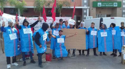 عمال بمراكش يتظاهرون بالاكياس الزرقاء بدل السترات الصفراء 1 IMG 20181225 WA0060