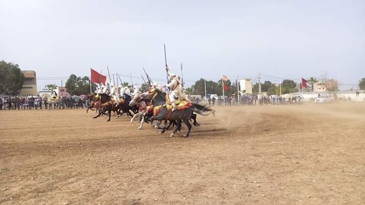 على نغمات وإقاعات فرقة الحرارشة للفن الشعبي بشيشاوة تنهي جمعية الأصيل للفن التبوريدة مهرجانها الأول بجماعة الحنشان إقليم الصويرة. 1 IMG 20190217 WA0057