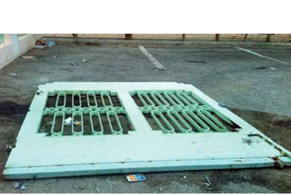 سقوط باب مدرسة النويفات بعين عتيق مخلفا وفاة تلميذة 1 IMG 20190228 WA0019