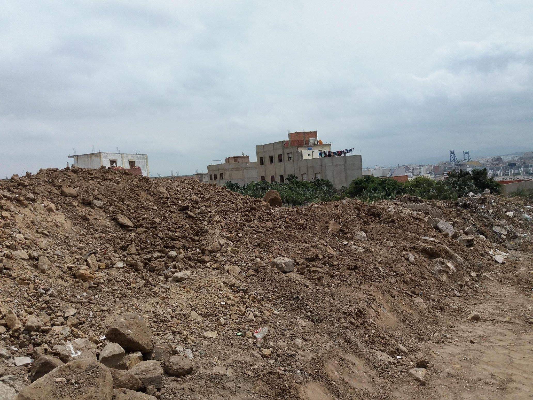 معاناة مواطن بطنجة بعد تحطيم سور وعائه العقاري 1 received 660088931113302