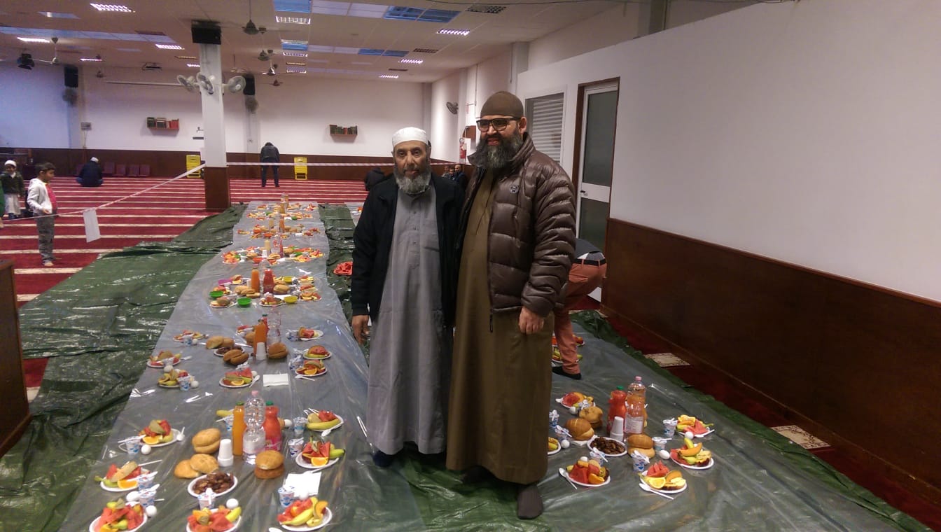 المركز الثقافي الإسلامي بمدينة نوفارا تضامن وتشارك" لفائدة الجالية بمسجد السنة عبر تقديم موائد إفطار جماعي 1 IMG 20190521 WA0045