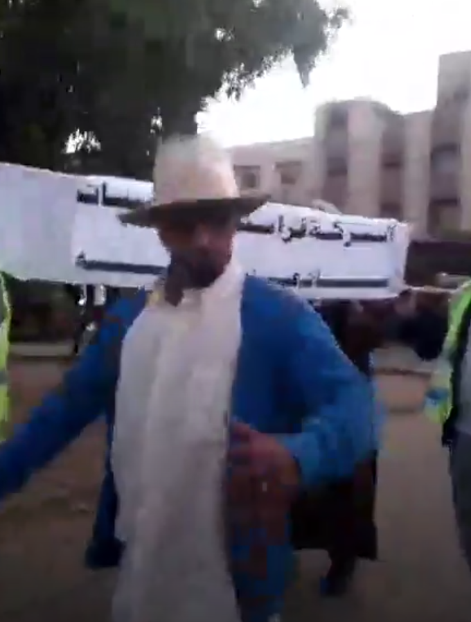 شباب بالخميسات يحملون نعشا على ظهورهم تعبيرا عن تردي الأوضاع بالمدينة. 1 Screenshot 20190612 2326132