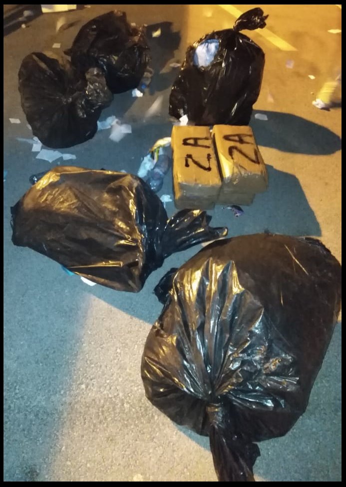 توقيف سائق شاحنة لنقل النفايات ومساعده بسبب إدخالهما مخدر الشيرا الى ميناء طنجة المتوسط 1 IMG 20190713 WA0064