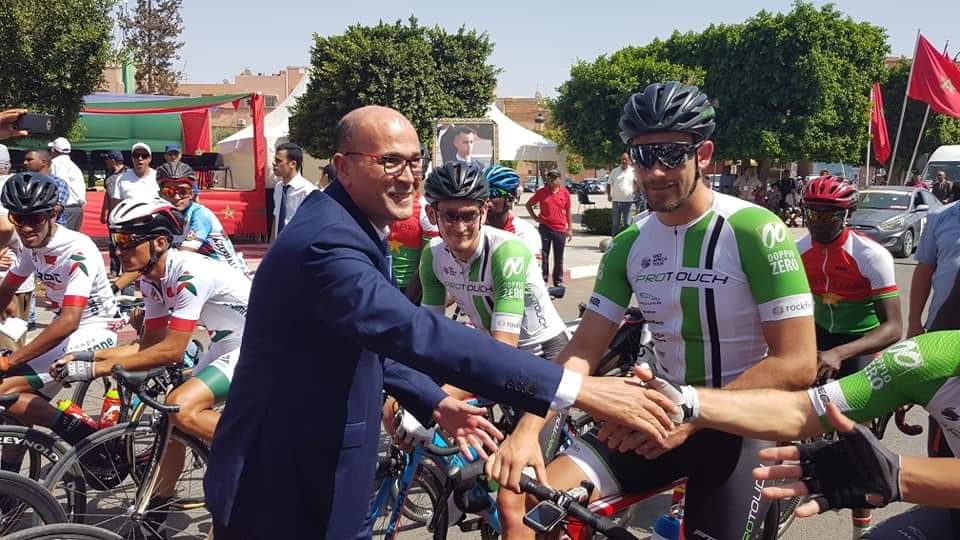 محمد الشيكر عامل اقليم قلعة السراغنة يعطي شارة انطلاق سباق دوري ولي العهد الأمير مولاي الحسن الدولي للدراجات. 1 IMG 20190723 WA0025