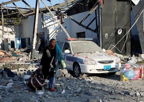 قصف مركز للمهاجرين بليبيا و الخارجية تدخل على الخط 1 libye