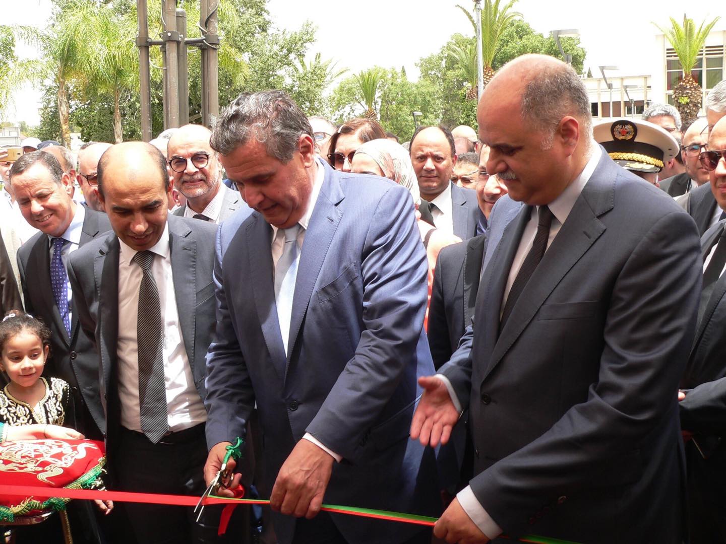 زيارة أخنوش الى تازة تجبر المجلس البلدي لتازة والسلطة المحلية الى تحويل ابواب المنازل الى شبه مفرغة عمومية 1 received 416915309034264