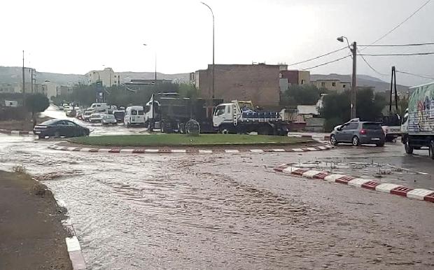 صفرو : تلاميذ في قنطرة عامرة بالماء والفيضان وعرقلة في السير والجولان 1 IMG 20190907 WA0114