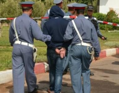 درك تيفلت يطيح بشخص يشتبه في سلبه للناس مستلزماتهم تحت التهديد بالسلاح الأبيض. 1 3455275712