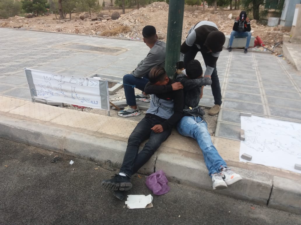 تلاميذ مفصولون بتاوريرت يكبّلون أنفسهم بسلاسل بعمود كهربائي 1 IMG 20191021 WA0072