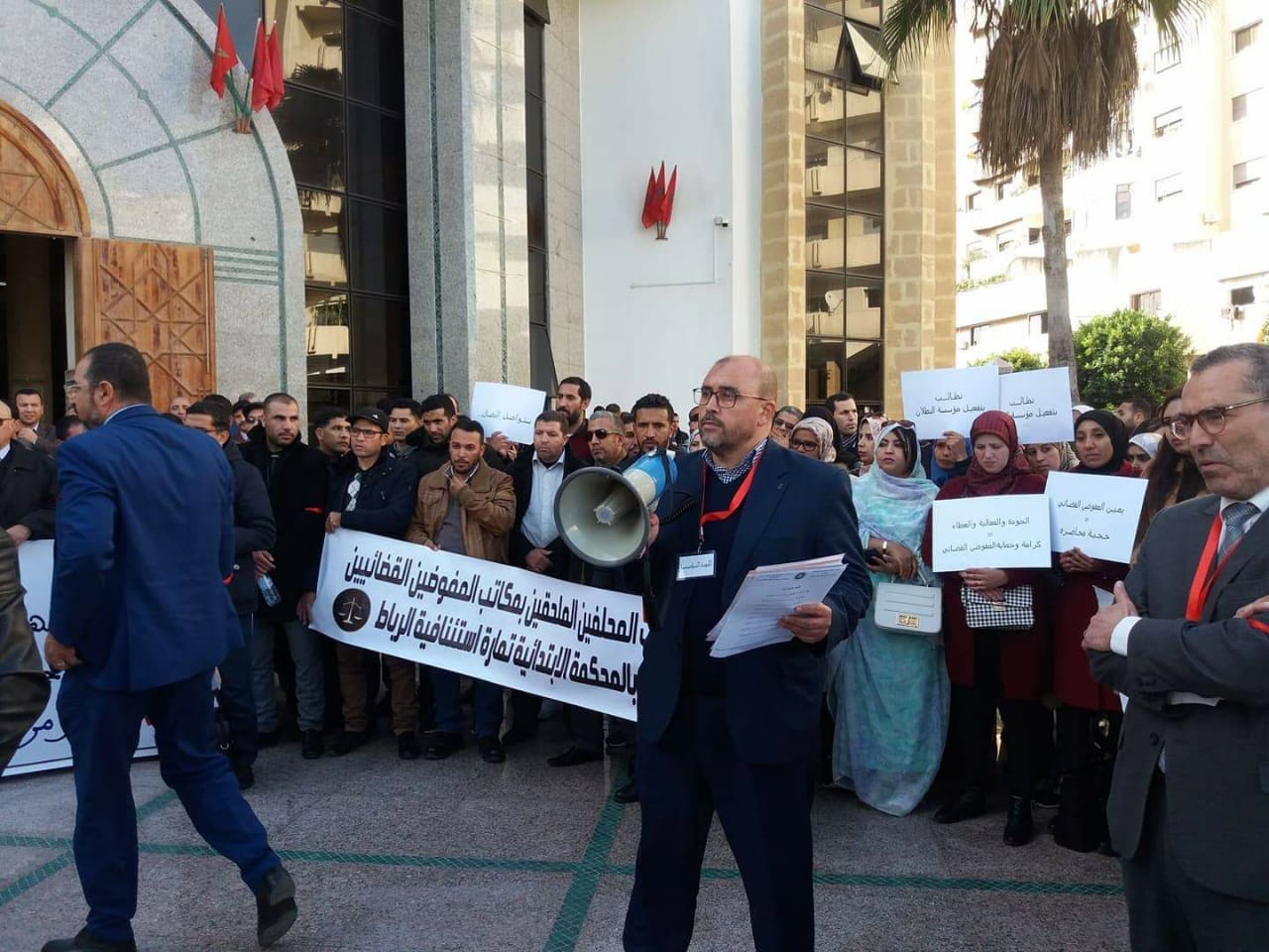المفوضون القضائيون يطالبون في وقفة احتجاجية بطنجة بحماية وتحصين المهنة 1 IMG 20191227 WA0041