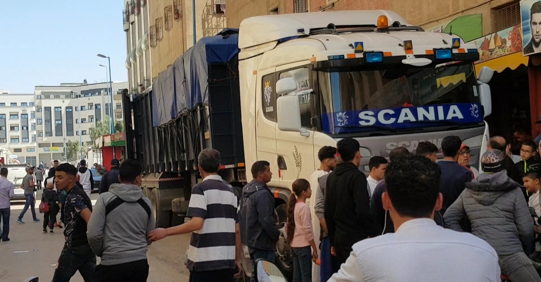 حصري : شاحنة محملة بالدقيق الفاسد تستنفر الأجهزة الأمنية والسلطات المحلية بالبرنوصي 1 IMG 20200312 WA0223