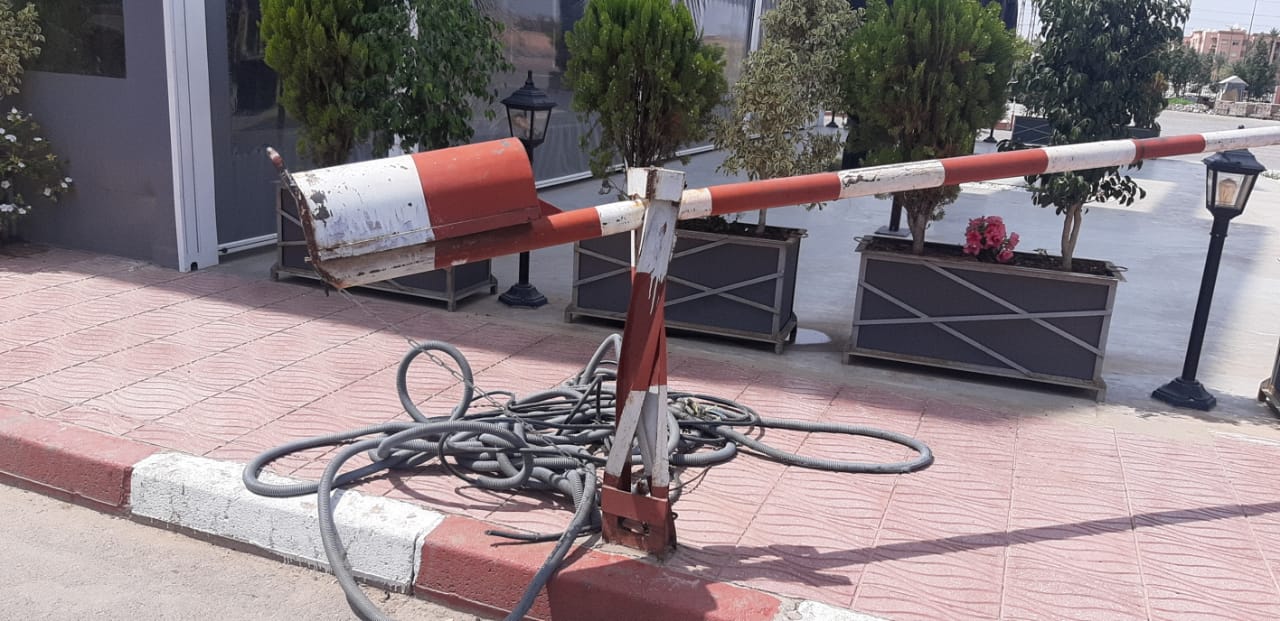 قائد الحي العسكري يزيل حاجز اقامة سكنية بشكل مخالف للقانون 1 IMG 20200411 WA0049