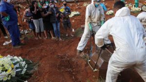 2020 05 22T231032Z 500350360 RC2ZTG9NW674 RTRMADP 3 HEALTH CORONAVIRUS BRAZIL BURIALS