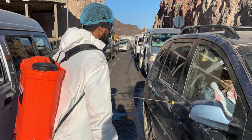 مدٌّ ثانٍ لـ«كورونا» يهدد العالم... ويحاصر فريق ترمب 1 AFP 1RA46U