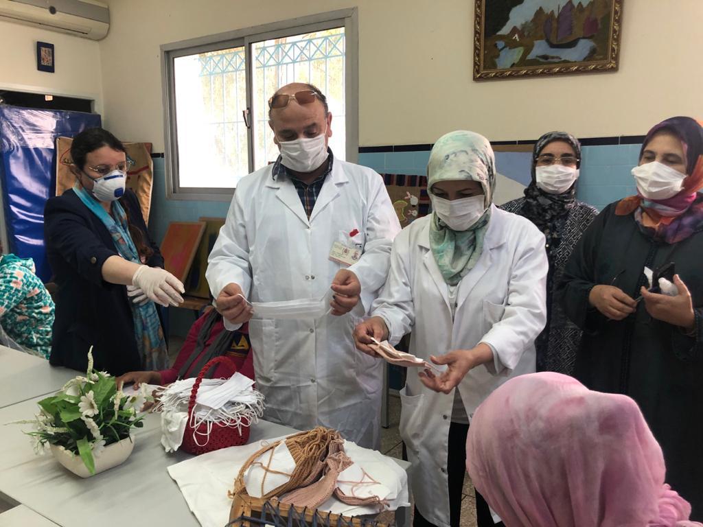 سميرة الحجوي تبادر الى إشراك نزيلات مستشفى الرازي للأمراض العقلية والنفسية بطنجة في إعداد الكمامات الوقائية 1 IMG 20200521 WA0056