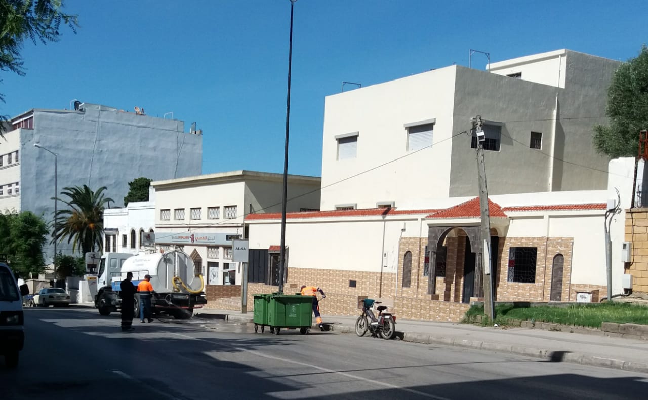 مهندسو النظافة بطنجة، يعقمون حاويات الازبال في عيد الفطر المتزامن مع تفشي وباء كورونا 1 IMG 20200525 WA0060