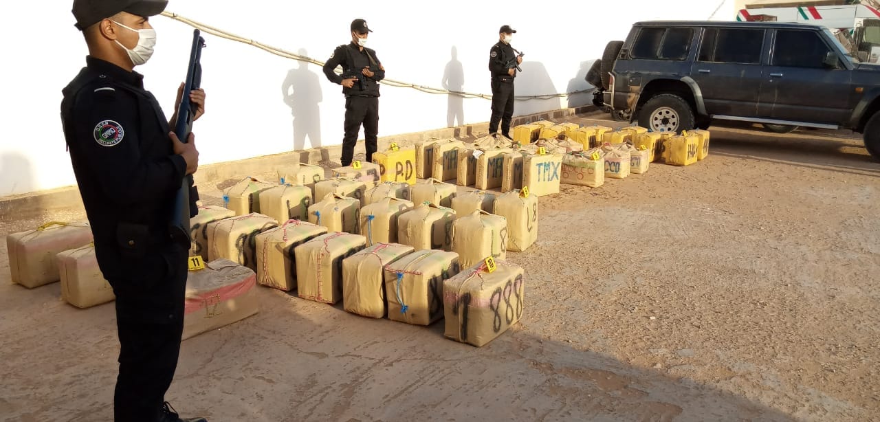 طانطان : حجز طن ونصف من الحشيش وإيقاف 4 متورطين في شبكة تنشط في التهريب الدولي للمخدرات. 1 IMG 20200529 WA0105