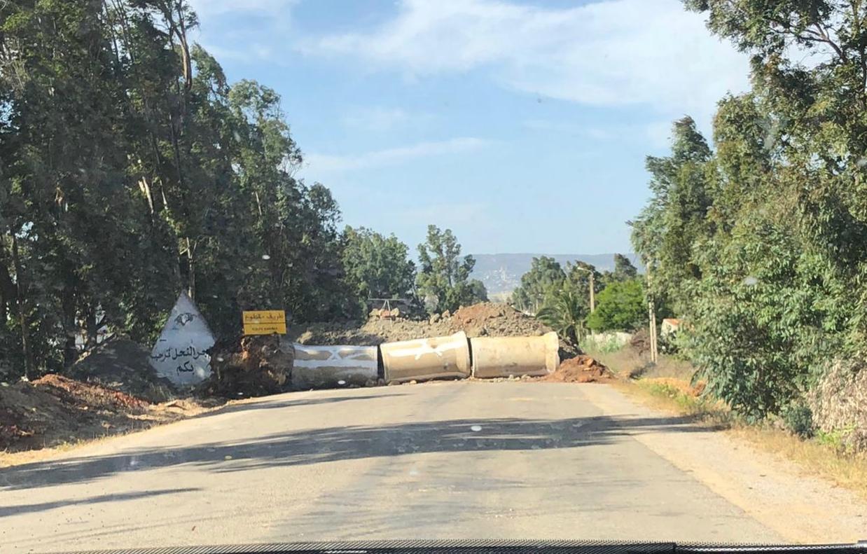 معاناة المواطنين مع قطع الطريق بجماعة حجر النحل باقليم طنجة اصيلة في زمن كورونا. 1 IMG 20200531 WA0083