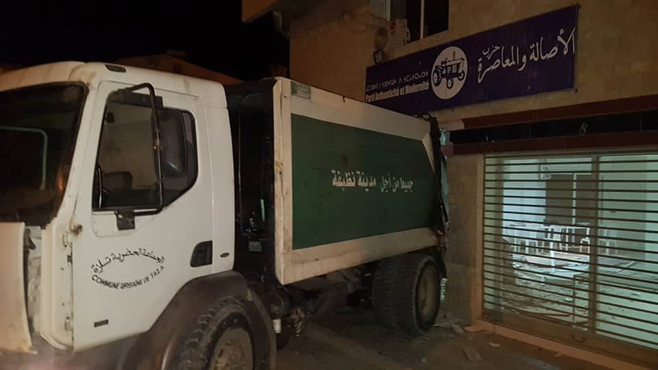 شاحنة جماعية تصطدم بمقر حزب الأصالة والمعاصرة وتخلف اضرارا جسيمة به 1 IMG 20200718 WA0061