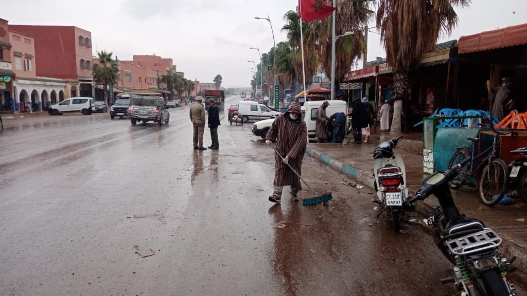 مركز تفتاشت إقليم الصويرة: حملة تحسيسية للحد من الرمي العشوائي للأزبال والتحلي بالمسؤولية اتجاه نظافة المركز والسوق الأسبوعي ومحيطه. 7 IMG 20201104 WA0066