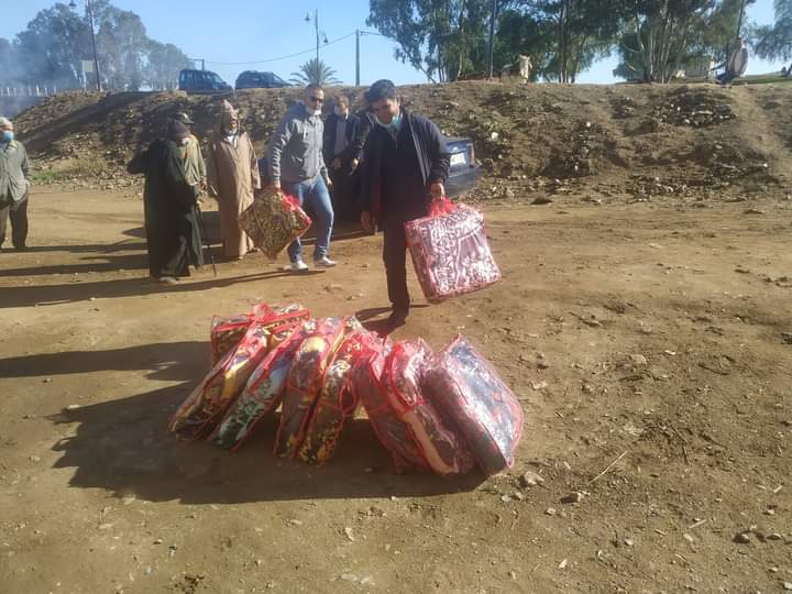 المعازيز : توزيع الأغطية على الفئات الهشة قبل دخول موجات البرد 3 FB IMG 1608725058037