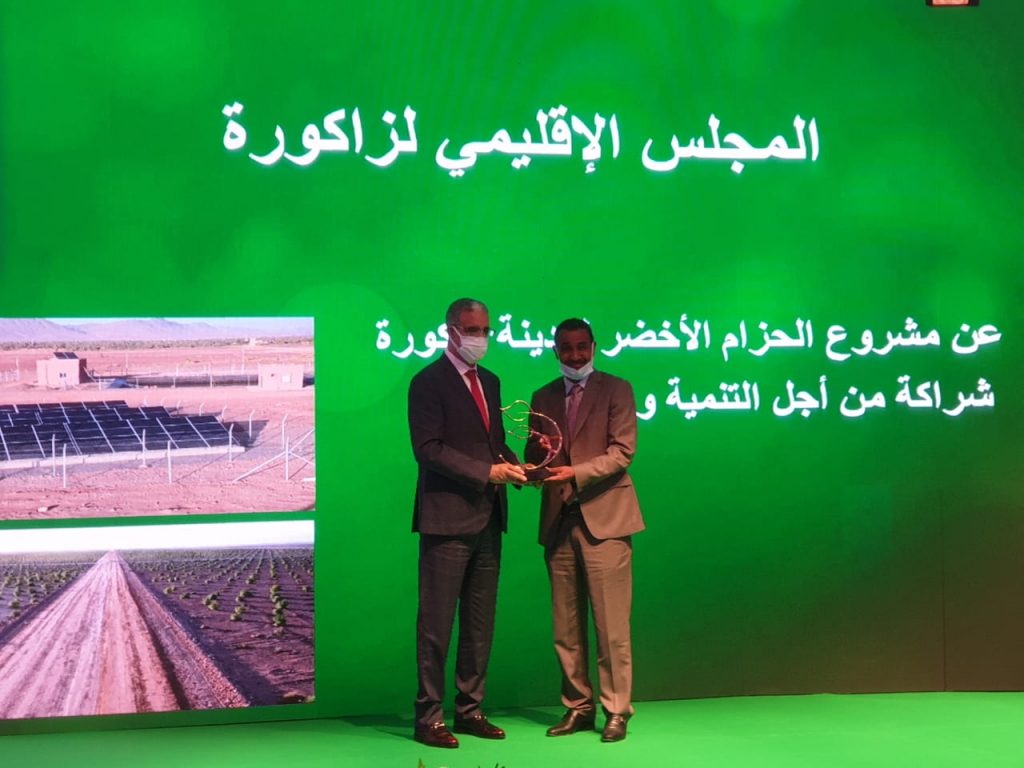 الوزير الرباح يتوج رئيس المجلس الاقليمي لزاكورة بجائزة الحسن الثاني للبيئة 3 IMG 20210705 WA0068