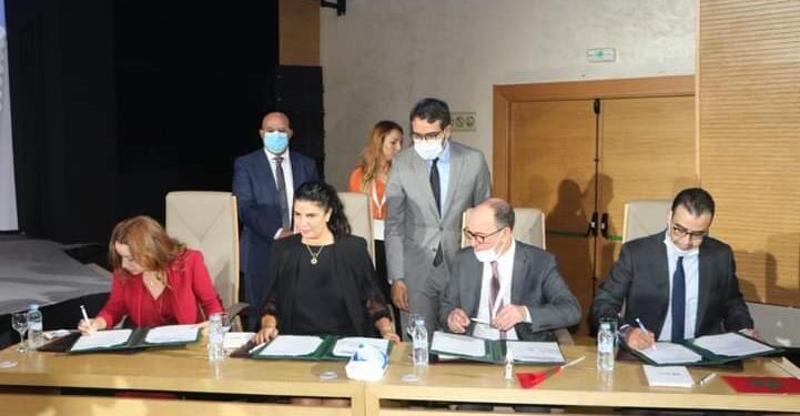 المدير العام لوكالة الجنوب يوقع اتفاقية الانتقال الرقمي للمقاولات الناشئة بالأقاليم الجنوبية 1 IMG 20211105 WA0043