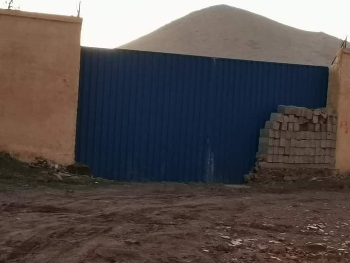 خنيفرة : سوق مريرت يتحول إلى قلعة موصدة بالأبواب الضخمة وسيادة الفوضى و العشوائية 1 IMG 20211230 WA0000