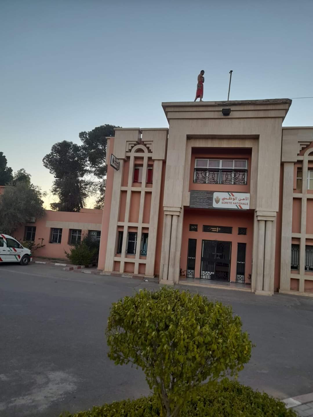 خطير.. إسقاط العلم الوطني من فوق بناية أمنية و تكسير سيارتهم بقلعة السراغنة و قاعة المواصلات عيطو على المسؤولين !!! 1 IMG 20220107 WA0070