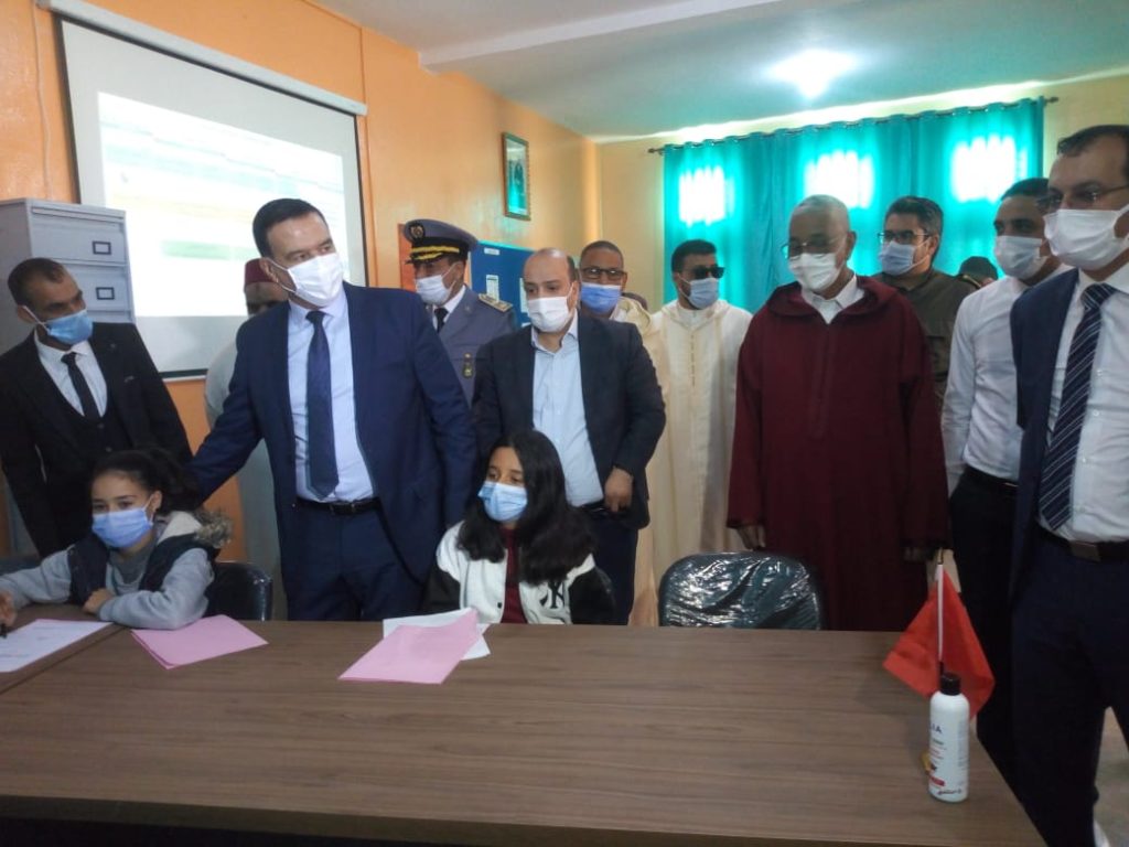 عامل بوجدور يشرف على تسليم معدات لمركز الترويض الطبي 6 IMG 20220111 WA0035