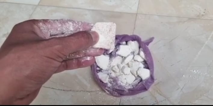 خنيفرة : الدقيق المدعم الفاسد يطفو على السطح بمدينة مريرت واختلالات في عملية التوزيع وغياب المراقبة 1 IMG 20220325 WA0021