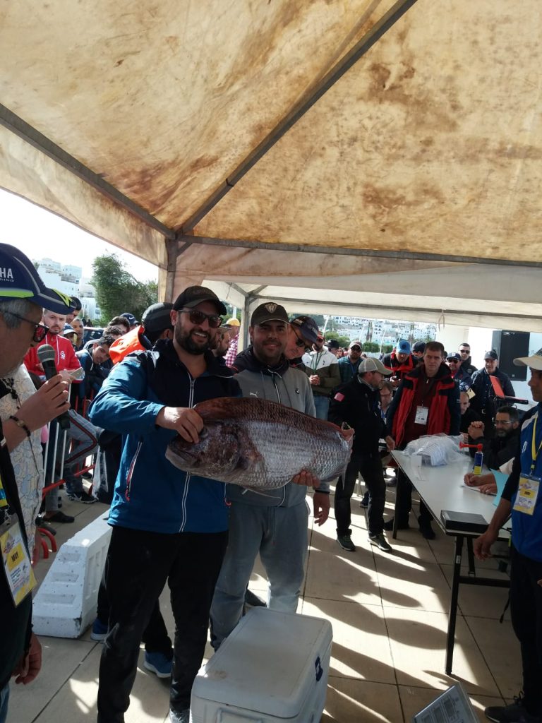 النادي الملكي للزوارق الشراعية بطنجة يتوج المصادين اكبر سمكة. 5 IMG 20220424 WA0037