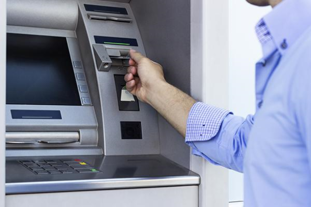 وكالة بنكية تغضب زبنائه و جمعية حقوقية تستنكر 1 شباك اوتوماتيكي
