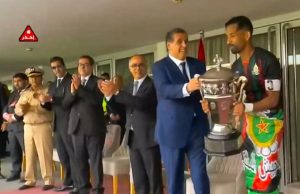 لأول مرة في تاريخ مسابقة كأس العرش رئيس حكومة يسلم كاس التتويج للفريق الفائز باللقب .