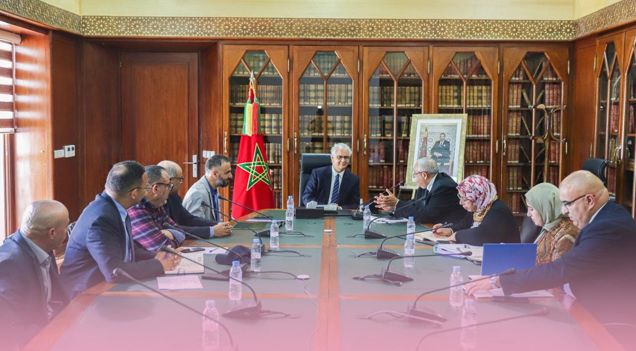 اجتماع بين كل من وزير التجهيز والماء السيد نزار بركة و السيد فؤاد كريم رئيس جماعة مجمع الطلبة 1 IMG 20220517 WA0015