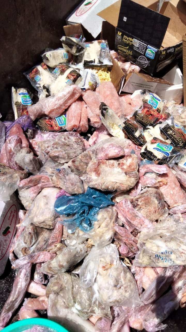 سيدي قاسم….. كميات كبيرة من الوجبات الفاسدة، تجر صاحب إحدى المطاعم إلى القضاء. 1 IMG 20220625 WA0031