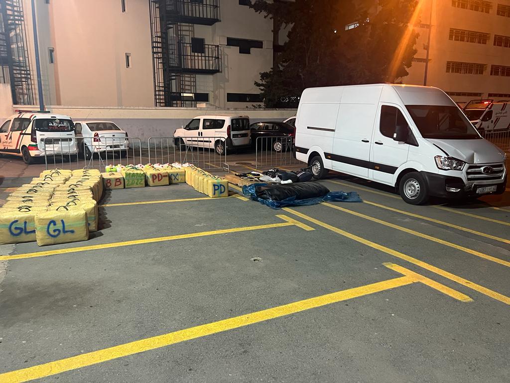 توقيف شخصين من ذوي السوابق القضائية، وذلك للاشتباه في تورطهما في نشاط شبكة إجرامية للتهريب الدولي للمخدرات. 1 IMG 20220801 WA0007