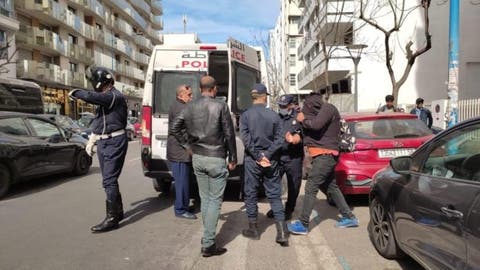 توقيف عشرة أشخاص، وذلك للاشتباه في ارتباطهم بشبكة إجرامية متورطة في النصب والاحتيال وانتحال صفة ينظمها القانون والاحتجاز والسرقة 1 159b2e5dbf7f2a1a6e4245c8ecc3ad95 2