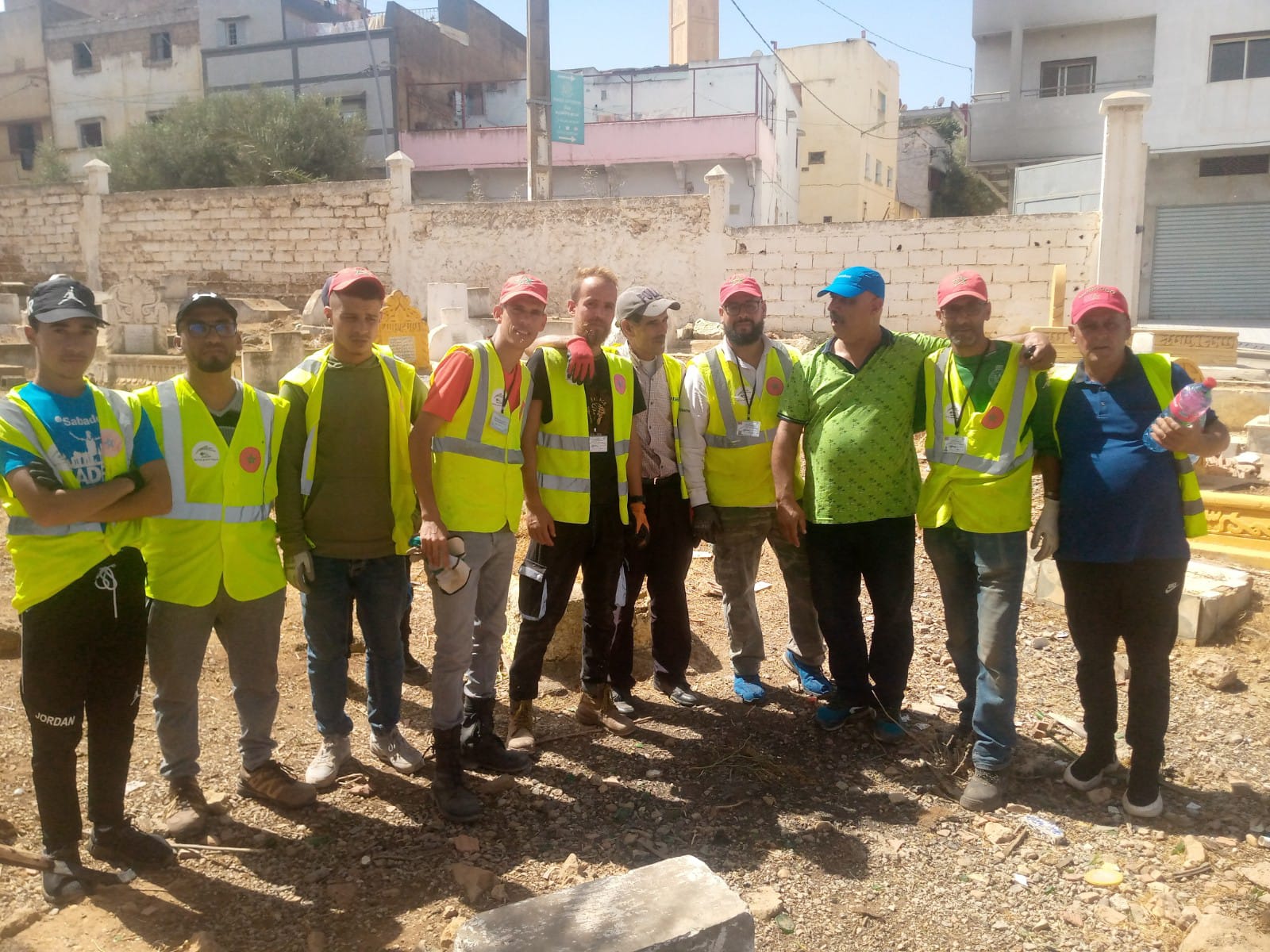 تيفلت...جمعية الفرح للتنمية والتضامن وجمعية الوسط الاجتماعي لشباب المواطنة في ورش بيئي بمقبرة سيدي بنعيسى 1 IMG 20220911 WA0030