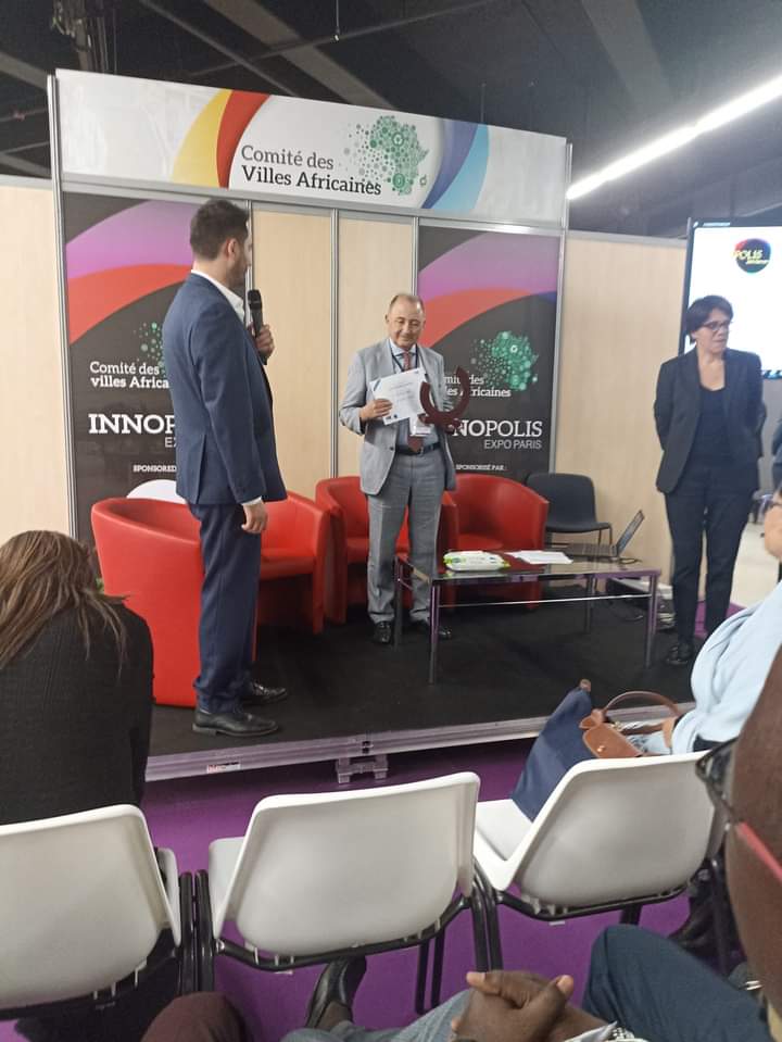 تتويج جماعة والماس بالجائزة الدولية للعمداء من أجل المناخ بباريس 4 IMG 20220924 WA0013