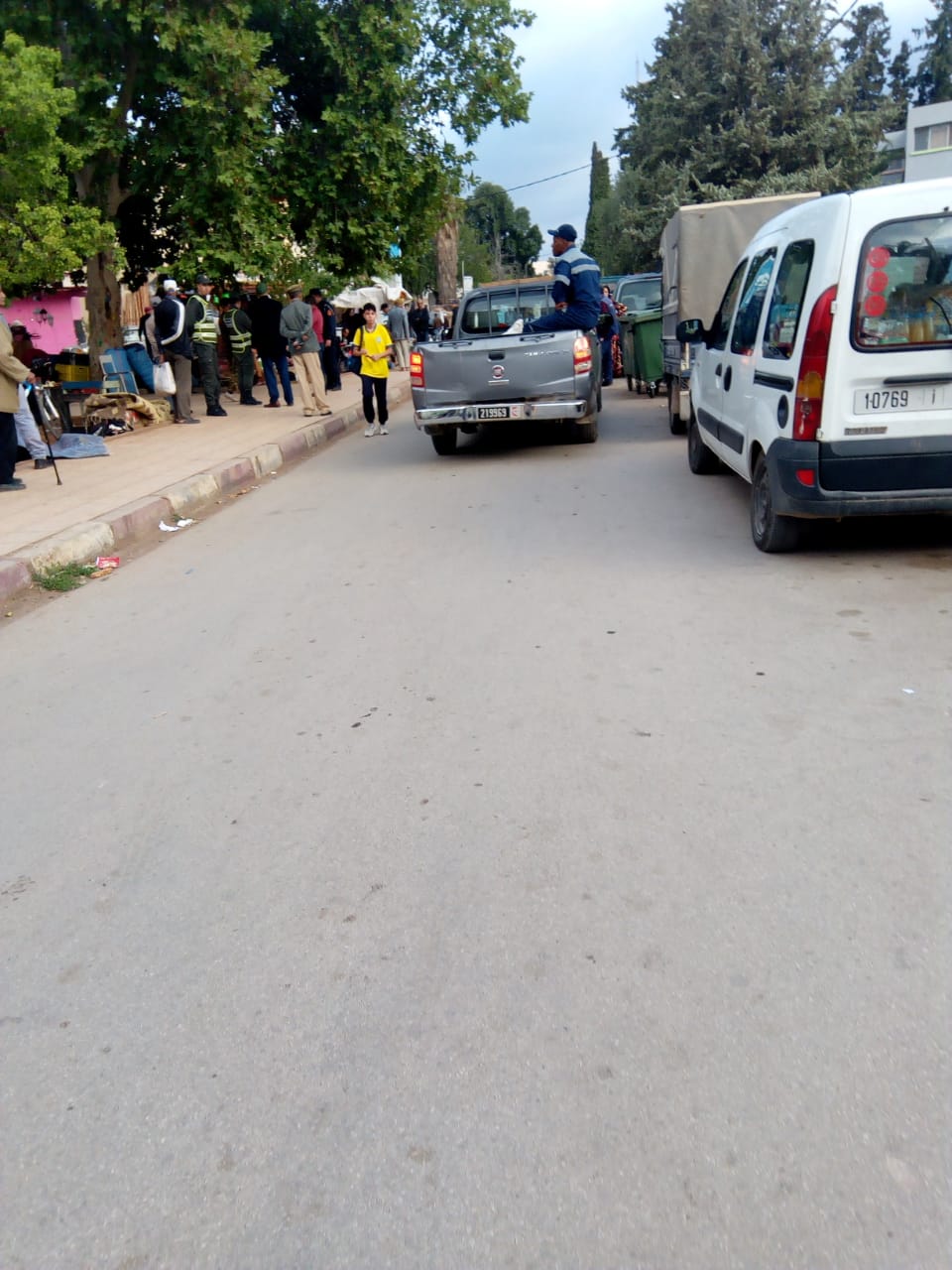 السلطات المحلية والشرطة الإدارية لصفرو تشنان حملة لتحرير الملك العمومي والساكنة تعبر عن ارتياحها 1 IMG 20220929 WA0184