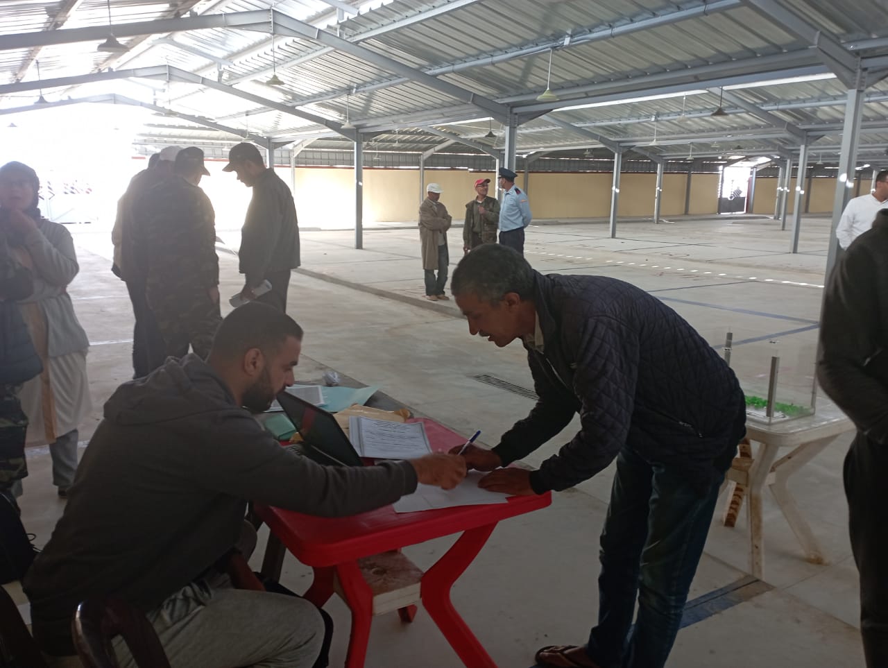 تيفلت...إجراء القرعة المتعلقة ببائعي الخضر والفواكه قبل تثبيتهم بالسوق النموذجي حي السلام 2 6 IMG 20221012 WA0025