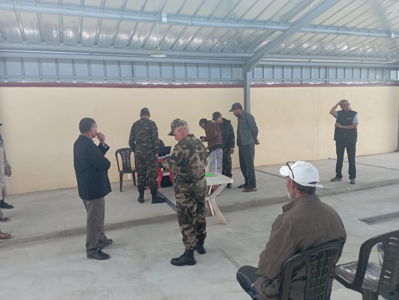 تيفلت...إجراء القرعة المتعلقة ببائعي الخضر والفواكه قبل تثبيتهم بالسوق النموذجي حي السلام 2 1 IMG 20221012 WA0028