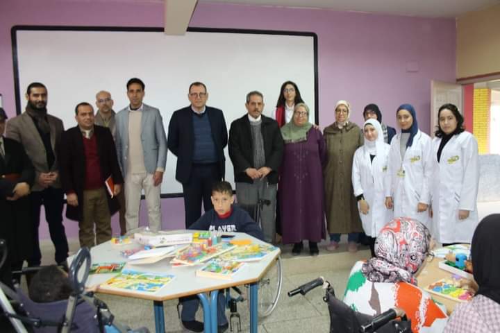 محسن الزواق مدير الأكاديمية الجهوية للتربية والتكوين لجهة فاس مكناس يتفقد قاعة موارد التأهيل والدعم الخاص بالتربية الدامجة ويقف على مدى استفادة التلاميذ من خدماتها. 1 IMG 20230113 WA0056