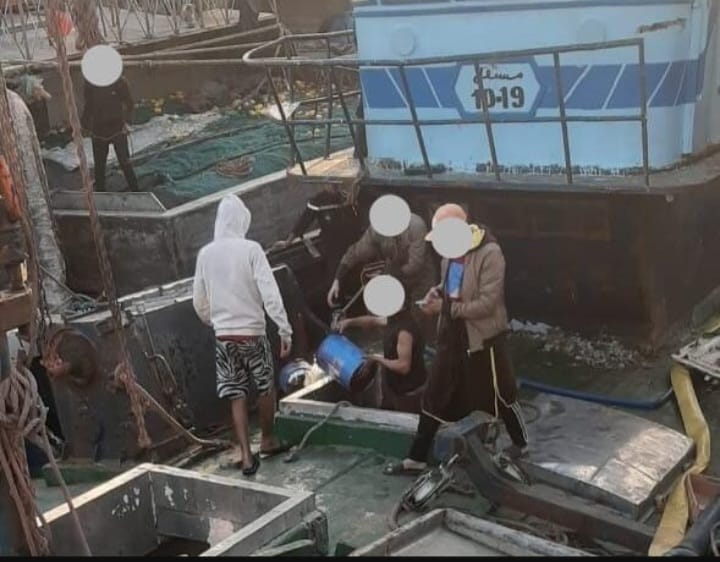 العيون : انقاد مركب لصيد السردين من الغرق بميناء المرسى 1 IMG 20230216 WA0014