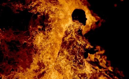 الناظور : شاب يقدم على إحراق جسمه بالكامل احتجاجا على عائلته
