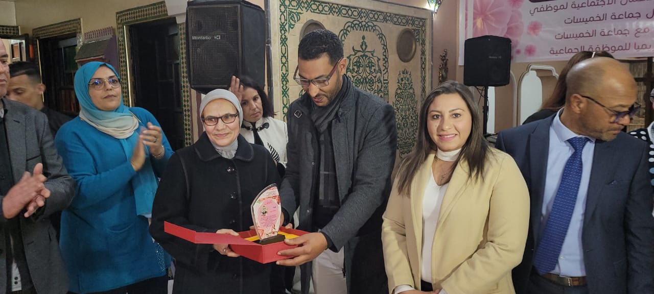 الخميسات وبالصور المجلس الجماعي وجمعية الأعمال الاجتماعية يكرما الموظفات المتقاعدات بمناسبة عيد المرأة. 13 IMG 20230308 WA0073