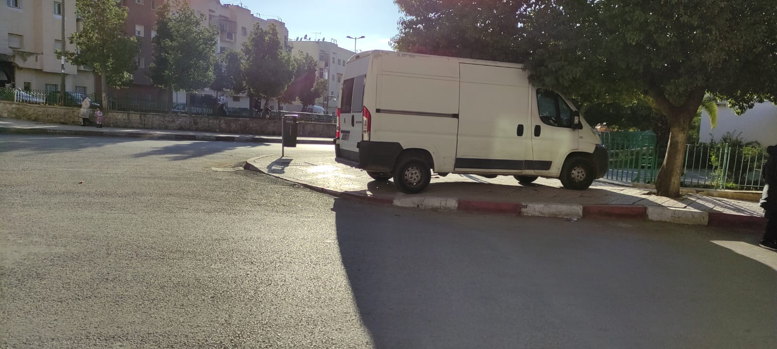 سيارة مصلحة الجماعة بمكناس مركونة فوق الرصيف 1 IMG 20230309 WA0218